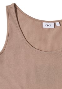 Bezrukávý béžový top s kulatým výstřihem a bílou nášivkou s nápisem "CECIL" a velikostí "S" uvnitř límce.