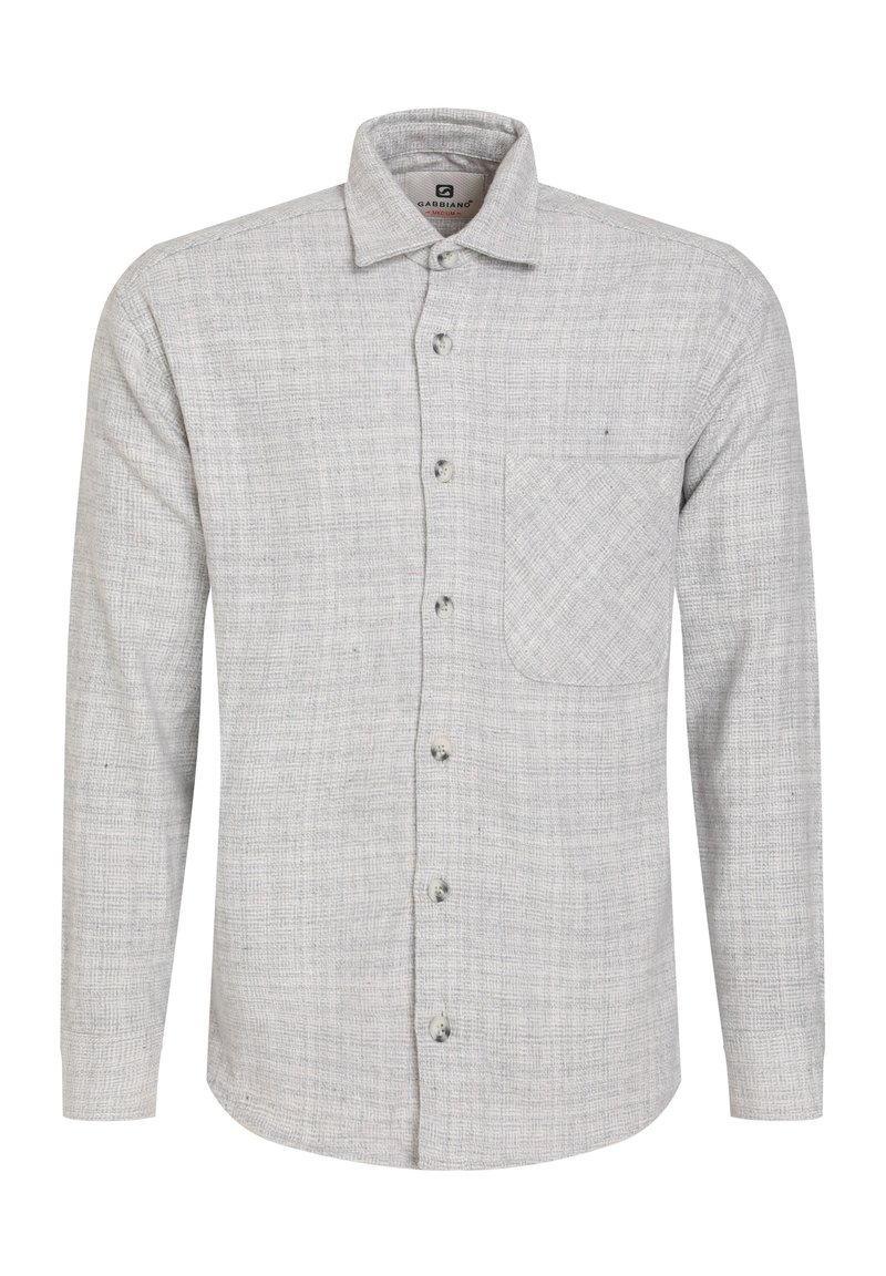 Grijze langarm shirt van een gestructureerde stof, met knoopsluiting aan de voorkant, een enkele borstzak en een klassieke kraag. De knopen zijn rond en licht.