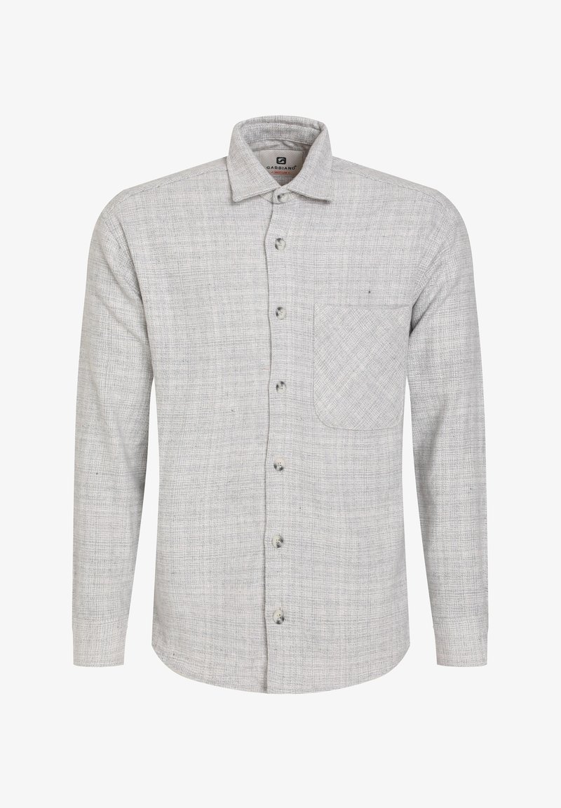 Pilkos spalvos ilgomis rankovėmis marškiniai su tekstūruota medžiaga, priekinis mygtukų užsegimas, vienas krūtinės kišenė ir klasikinis apykaklė. Mygtukai yra apvalūs ir šviesūs.