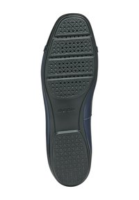 Semelle en caoutchouc noir avec un motif de grip texturé et des perforations pour la respirabilité. Tige en cuir bleu foncé, design lisse et élégant.