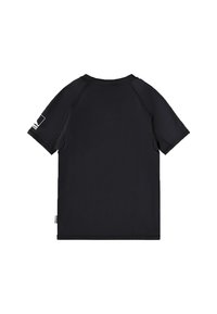 Camiseta deportiva negra de manga corta con cuello redondo, que cuenta con un pequeño logo en la mangas izquierda y una etiqueta de tejido en la costura lateral inferior.