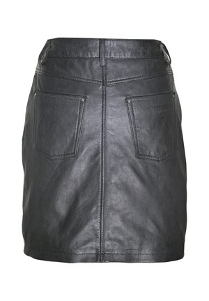 Zwarte leren minirok met twee vierkante achterzakken en zichtbare stikseldetails langs de naden en tailleband.