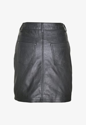 Zwarte leren minirok met twee vierkante achterzakken en zichtbare stikseldetails langs de naden en tailleband.