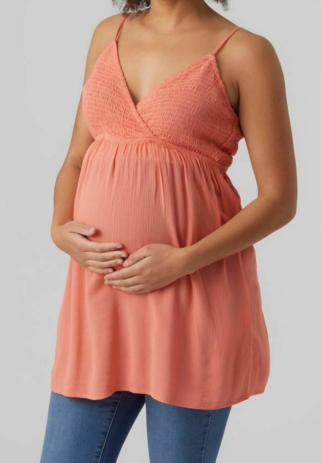 Top premaman color pescano con busto arricciato e spalline regolabili, caratterizzato da un design ampio e fluido che enfatizza il comfort.
