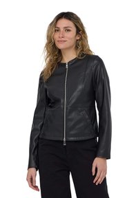Giubbotto in pelle nera con zip frontale, maniche lunghe, design aderente, tasche laterali e una superficie liscia. Presenta dettagli con cuciture verticali.