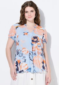 Blusa a maniche corte in tessuto azzurro chiaro con motivo floreale arancione e blu navy, dotata di scollatura a V e vestibilità ampia.