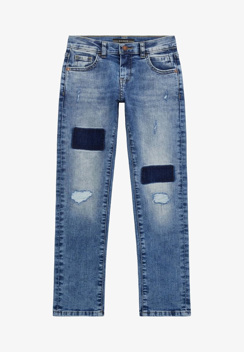 Vaqueros de mezclilla azul con tela desgastada, que presentan dos parches de un azul oscuro y múltiples desgarros. Diseño clásico de cinco bolsillos, corte recto.