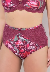 Bordeaux hoge taille bikini-slip met bloem- en loofpatronen in roze en groen. Kantdetails bij de taille en aan de voorkant.
