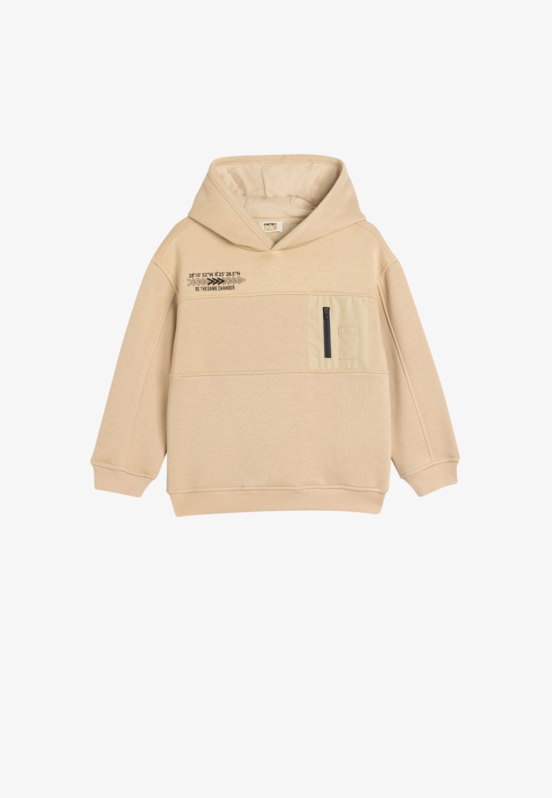 Sudadera con capucha beige, fabricada en una mezcla de algodón, cuenta con un bolsillo frontal con cremallera y detalles de texto impreso en el pecho. Textura suave.