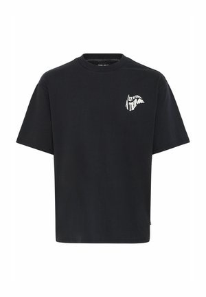 Must must shirt, mille lõdva lõikega, ümmarguse kaelusega ja lühikeste varrukatega. Sellel on vasakul rinnal valge tekstigraafika.