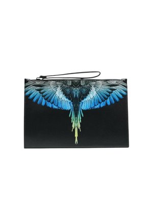 Pochette rettangolare nera con zip e cinturino da polso, con un dettagliato motivo di ali di uccello blu e verde sul davanti.