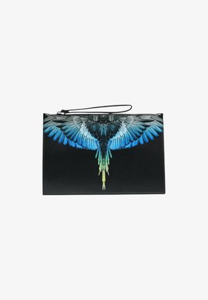 Pochette rettangolare nera con zip e cinturino da polso, con un dettagliato motivo di ali di uccello blu e verde sul davanti.