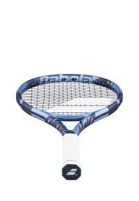 Blå og sort tennisracket med et tekstureret hvidt greb, et rundt hoved med et tæt vævet net og et centralt designelement i rød.