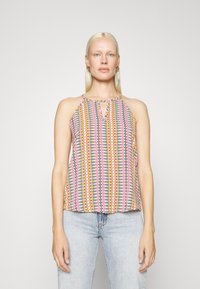 Top sem mangas colorido com padrão, com decote em forma de olho-chave, apresentando designs em zigue-zague em rosa, amarelo, azul e verde sobre um tecido leve.