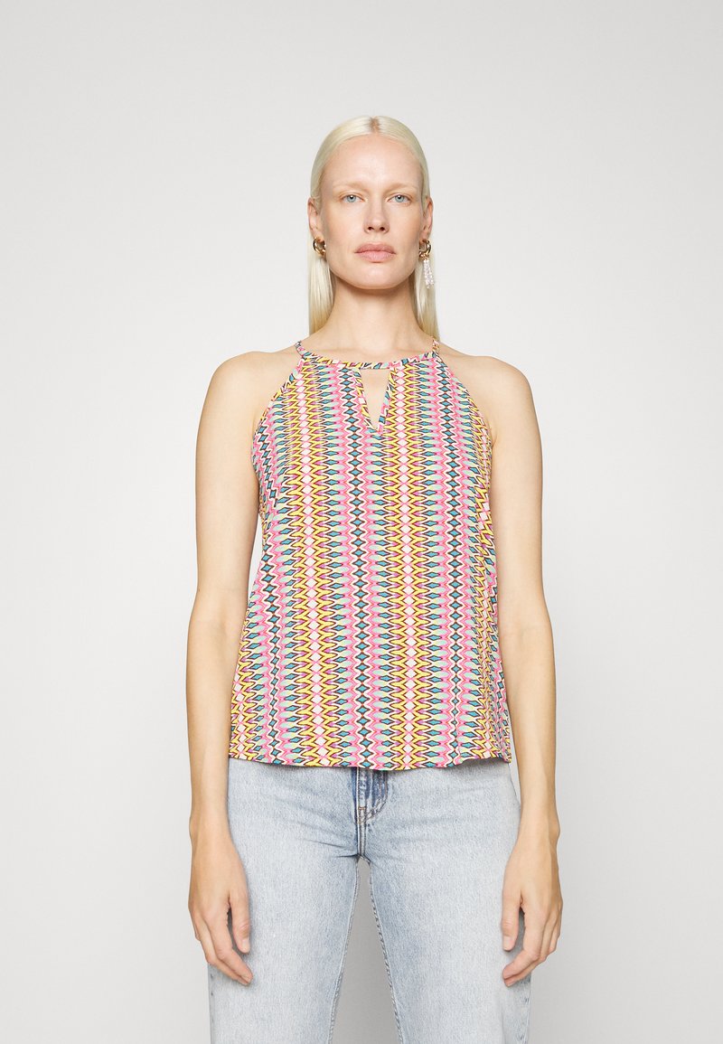 Top sem mangas colorido com padrão, com decote em forma de olho-chave, apresentando designs em zigue-zague em rosa, amarelo, azul e verde sobre um tecido leve.