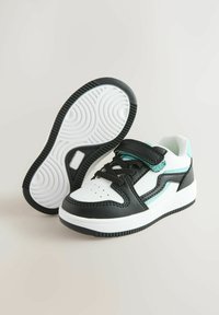 Zwart-witte sneaker met een gestructureerde rubberen zool, leren bovenwerk, turquoise accenten, vetersluiting en klittenbandsluiting, ronde neus.