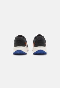 Nike Performance REVOLUTION 7 - Väglöparskor - black/hyper crimson/astronomy blue/sail