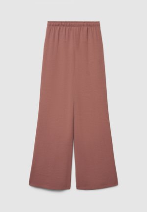 Pantaloni a gamba larga color malva tenue con elastico in vita e tessuto strutturato su sfondo chiaro uniforme.