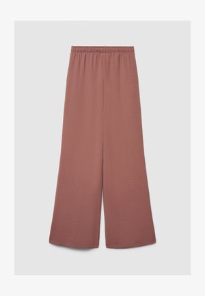 Pantaloni a gamba larga color malva tenue con elastico in vita e tessuto strutturato su sfondo chiaro uniforme.