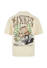 Cremefarvet t-shirt med et tegneserie-illustration af en stinkdyr, en hytte, træer og tekst. Har en afslappet pasform og korte ærmer.