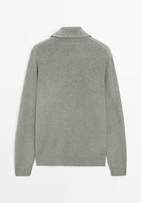 Hellgrauer Langarmpullover mit gefaltetem Kragen, von hinten gezeigt, aus weichem Strickstoff gefertigt.