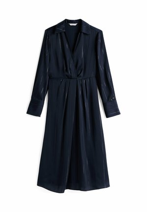 Abito a portafoglio blu navy in tessuto liscio con righe verticali, maniche lunghe e colletto. Presenta una vita annodata e un design minimalista.