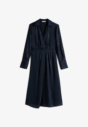 Abito a portafoglio blu navy in tessuto liscio con righe verticali, maniche lunghe e colletto. Presenta una vita annodata e un design minimalista.