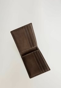 Barna bőrpénztárca több kártyatartó rekesszel, sima textúrával és fehér varrással a széleken. Kinyitva, belsőrekeszek láthatók.