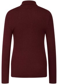 Burgundowa sweter prążkowany z długimi rękawami i wysokim kołnierzem. Miękka tkanina z teksturowanym, pionowym wzorem w paski.