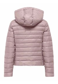 Világoslila steppelt pehelykabát vízszintes varrással és csatlakoztatott kapucnival, hátulnézetben fehér háttér előtt.