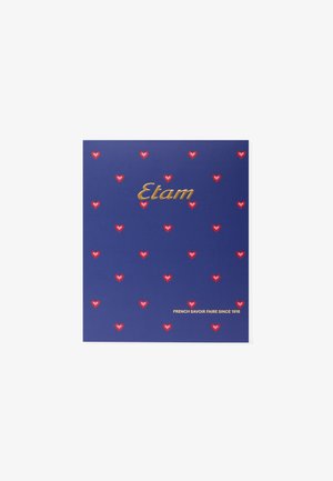 Dunkelblaue Karte mit einem sich wiederholenden Muster aus kleinen roten Herzen, mit "Etam" in Gold und "FRENCH SAVOIR FAIRE SINCE 1916" am unteren Rand.