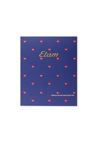 Námorně modrá karta s opakujícím se vzorem malých červených srdcí, s nápisem "Etam" ve zlatě a "FRENCH SAVOIR FAIRE SINCE 1916" na spodní části.