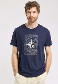Armor lux CRUISE SUNSET- LÉGER - T-shirt imprimé - pointcardinaux marine deep