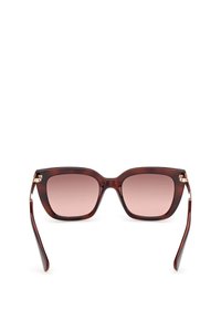 Brune firkantede solbriller med gradient rosa linser og tynde stel, vist mod en hvid baggrund.