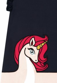 Schwarzes Kleid mit einem großen Einhorn-Design, das eine pinke Mähne und einen goldenen Horn zeigt, akzentuiert mit Weiß für den Körper des Einhorns.