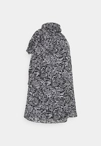 Wrap floral negro con acentos blancos, presenta un cuello alto y textura de tela suave, silueta fluida, diseñado para drapeado.