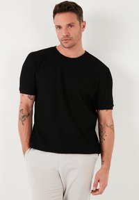 Základné tričko - black