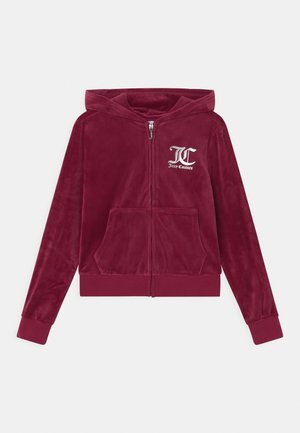 Bourgognefarvet hættetrøje med lynlås i blødt velourstof. Har forlommer og et sølvfarvet logo på venstre bryst. Ribstrikkede manchetter og kant.