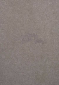 Szary materiał o subtelnym wykończeniu, z podniesionym, matowym, ciemnoszarym logo w centrum, przypominającym płynne kształty.