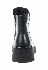 Czarne skórzane botki za kostkę o gładkim wykończeniu, z podwyższoną platformą i zamkiem błyskawicznym z tyłu. Posiadają teksturowaną czarną podeszwę i minimalizm w detalach.