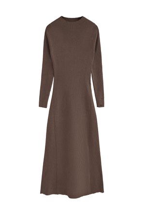 Robe en tricot marron avec un col rond, des manches longues et une silhouette évasée, dotée d'une texture côtelée et de fente sur les côtés.