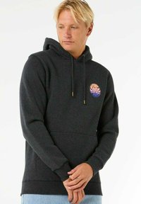 Felpa con cappuccio grigio scuro, tasca frontale, cappuccio con cordino e un logo circolare multicolore sul lato sinistro del petto. Tessuto morbido.