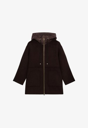 Manteau marron avec une fermeture éclair à l'avant, grandes poches avant et une capuche matelassée et détachable. Il présente une coupe décontractée et un tissu texturé.