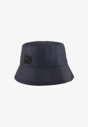 Sombrero de cubo azul marino hecho de material impermeable, con una banda texturizada y un parche negro con detalle de hoja de arce.