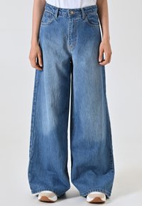 Lichtblauwe wijde jeans van denim, met een hoge taille, klassieke vijf-pocketontwerp en een subtiele vervaging op de stof.