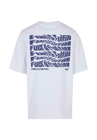Camiseta blanca de algodón con un diseño gráfico abstracto en azul marino en la parte posterior, que dice "Fuel & Fulfill" en letras onduladas y distorsionadas.