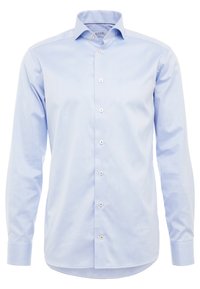 Světlomodrá košile na knoflíky z hladké látky, s klasickým límcem, dlouhými rukávy a bílými knoflíky podél předního předního dílu.