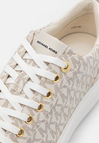 MICHAEL Michael Kors EMMETT LACE UP - Športni copati - vanilla