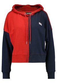 Sudadera con capucha recortada con diseño en bloques de color rojo y azul marino, que presenta un parche con el logo y detalle de cordón. Tejido suave y dobladillo acanalado.