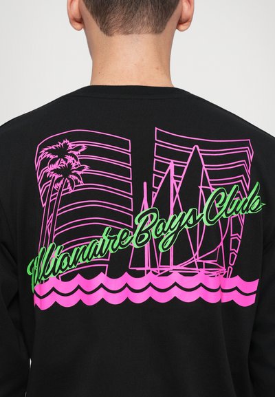 Camisa de manga longa preta com um design gráfico que inclui palmeiras cor-de-rosa, velas de barco e o texto "Boys Club" em verde, sobre um padrão listrado.